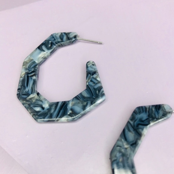 🆑 Small Angled Hoops in Gray - Picture 3 of 5